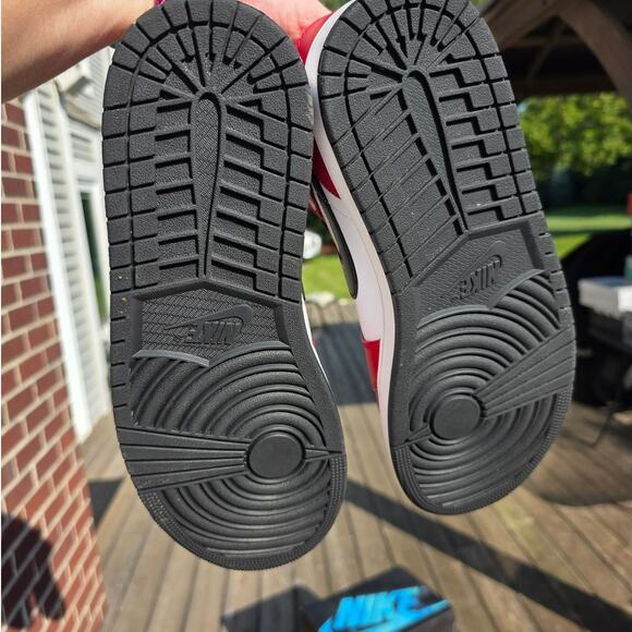 Nike Air Jordan 1 Mid "Chicago Toe" - Picture 6 of 8